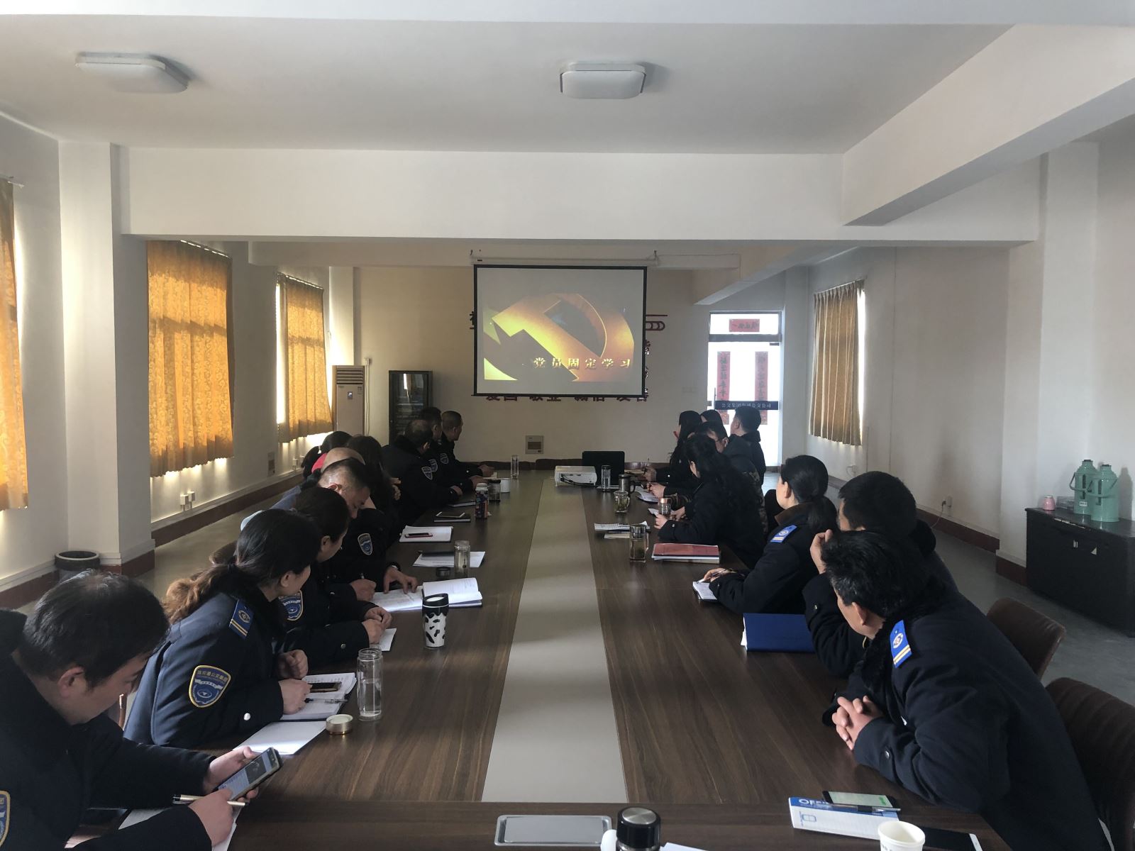 公交集團公交事業(yè)一部、公交事業(yè)二部組織觀看專題片《一抓到底正風(fēng)氣》